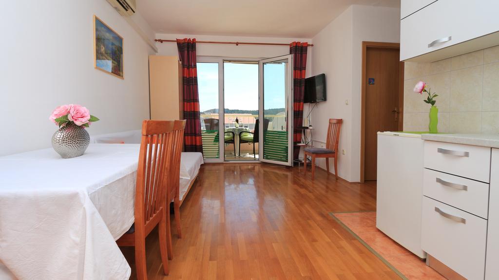 Central Beach Apartment Макарська Екстер'єр фото